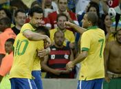 Brasil perde fôlego, mas empata com Inglaterra no fim e mantém tabu 