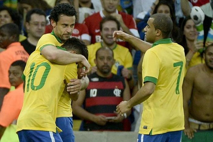 Brasil perde fôlego, mas empata com Inglaterra no fim e mantém tabu