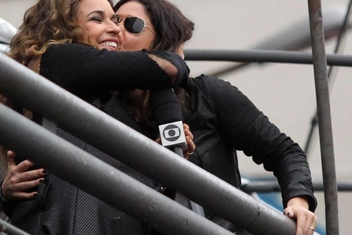 Ao lado da namorada, baiana Daniela Mercury agita a Parada Gay de São Paulo