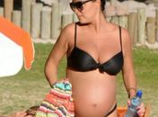 Sem cerimônia, Juliana Paes usa biquíni em Búzios e exibe barrigão de 8 meses