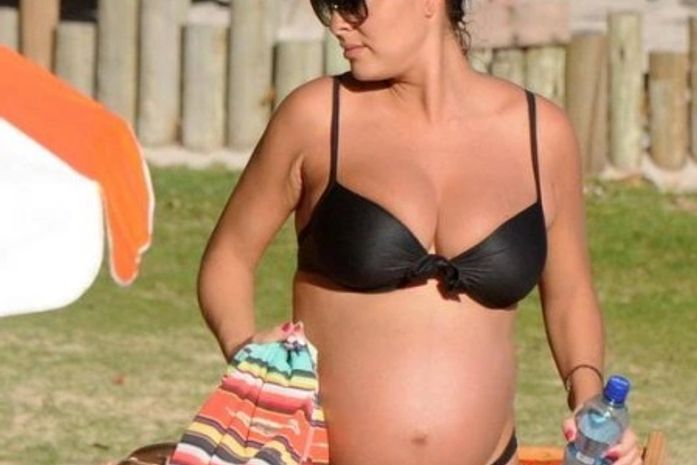 Sem cerimônia, Juliana Paes usa biquíni em Búzios e exibe barrigão de 8 meses