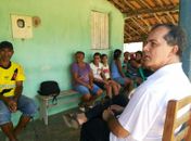 Medeiros ouvindo comunidade no povoado de Major Izidoro
