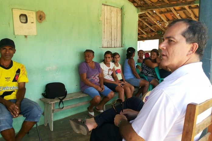 Medeiros ouvindo comunidade no povoado de Major Izidoro