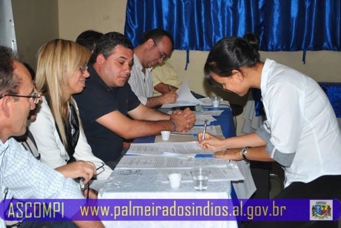 Prefeito empossa mais concursados em Palmeira dos Índios