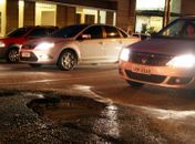 Casal não conserta vazamentos e crateras persistem no Stella Maris