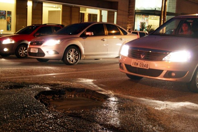 Casal não conserta vazamentos e crateras persistem no Stella Maris