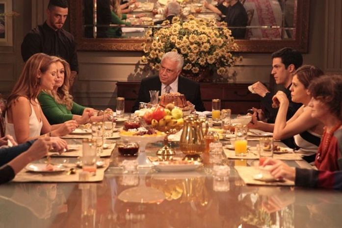 Pilar não aceita casamento de Paloma e acaba brigando com a filha