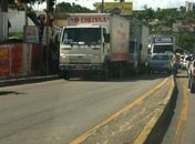 Acidente entre três veículos deixa trânsito lento na Leste -Oeste