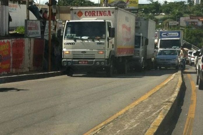 Acidente entre três veículos deixa trânsito lento na Leste -Oeste