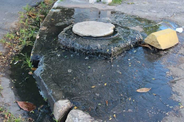 Esgoto na Avenida Amélia Rosa