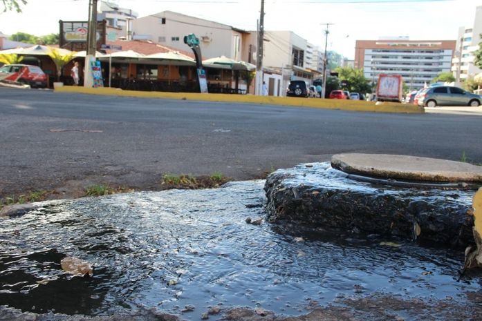 Esgoto na Avenida Amélia Rosa