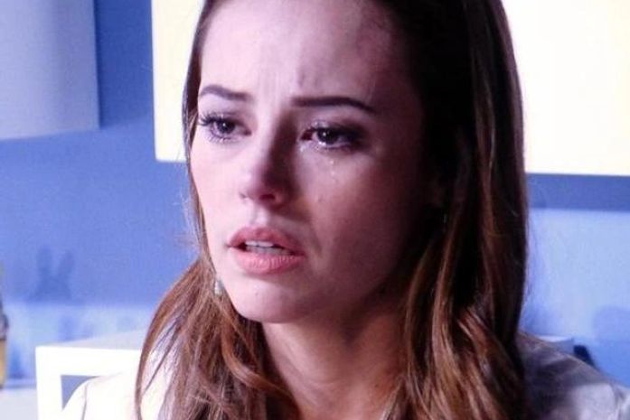 Personagem de Paolla Oliveira chora sozinha em seu consultório no capítulo desta terça