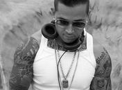 Fotos disponibilizadas no site de Enrico Tank mostram as tatuagens que teriam relação com o nazismo. DJ nega