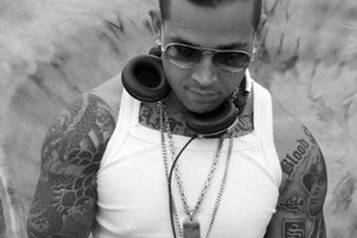 Fotos disponibilizadas no site de Enrico Tank mostram as tatuagens que teriam relação com o nazismo. DJ nega