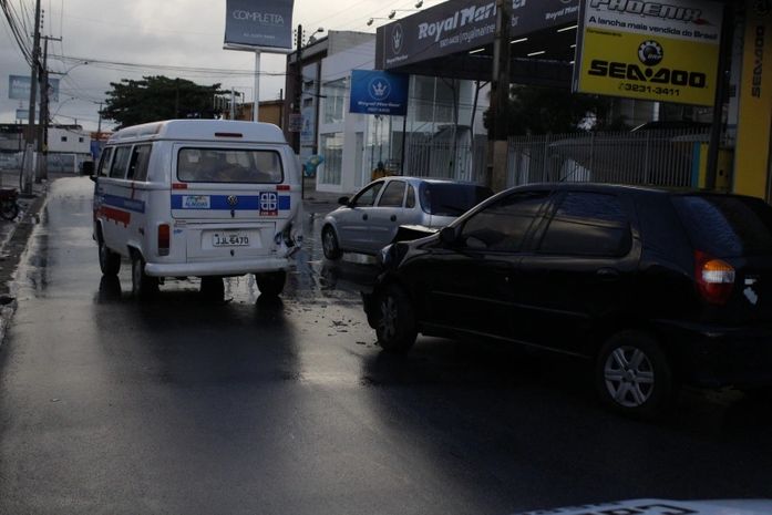Colisão entre veículos ocupa duas faixas da Av. Gustavo Paiva