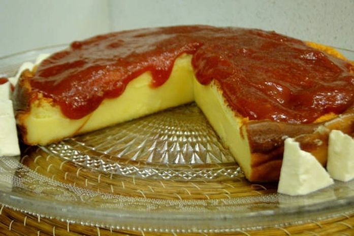 Cheesecake sem massa e cobertura de goiabada derretida; aprenda a fazer