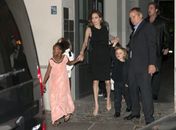 Angelina Jolie comemora seus 38 anos com Brad Pitt e os quatro filhos na Alemanha