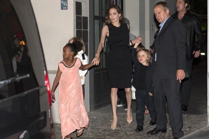 Angelina Jolie comemora seus 38 anos com Brad Pitt e os quatro filhos na Alemanha