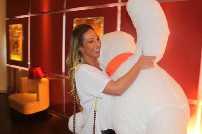 'Quero um namorado romântico', dispara funkeira Valesca Popozuda