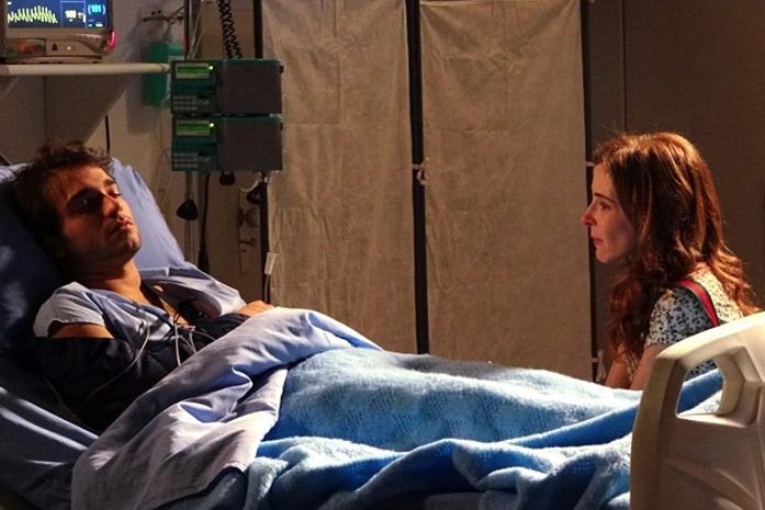 Sem coragem, Irene foge do hospital e não consegue falar com Fabinho