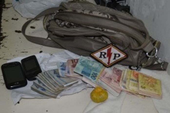 Menor de 15 anos é apreendida com droga e dinheiro dentro de fórum