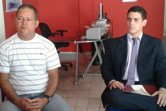 Presidente da associação e advogado conversaram com a imprensa