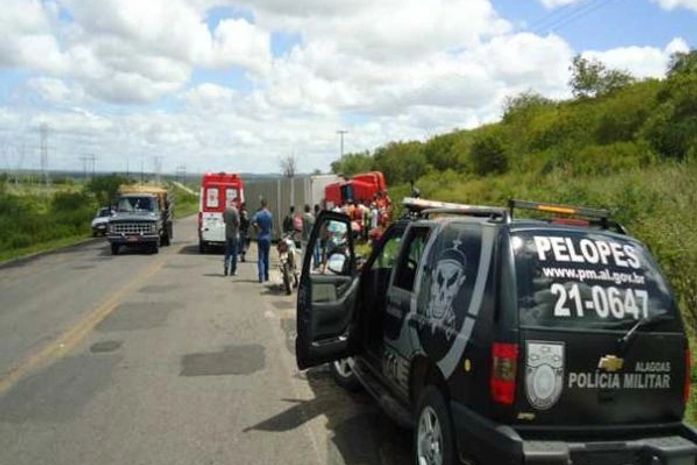 Colisão entre três veículos deixa três feridos em Delmiro Gouveia