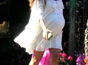 Beleza de grávida! Aos oito meses de gestação, Juliana Paes caminha no Rio 