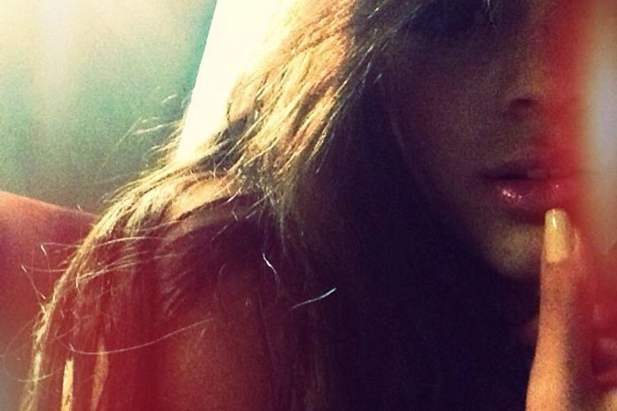 Boa noite de Bruna Marquezine em rede social é com pose de tirar o fôlego dos fãs