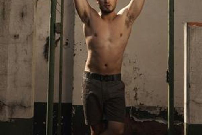 Daniel Rocha faz ensaio sensual e fala sobre carreira: quase desisti