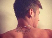 Neymar tatuou a palavra "abençoado" nas costas