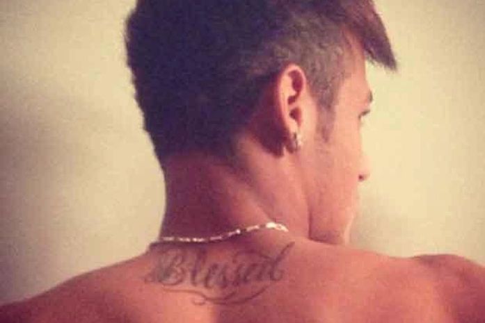 Neymar tatuou a palavra "abençoado" nas costas