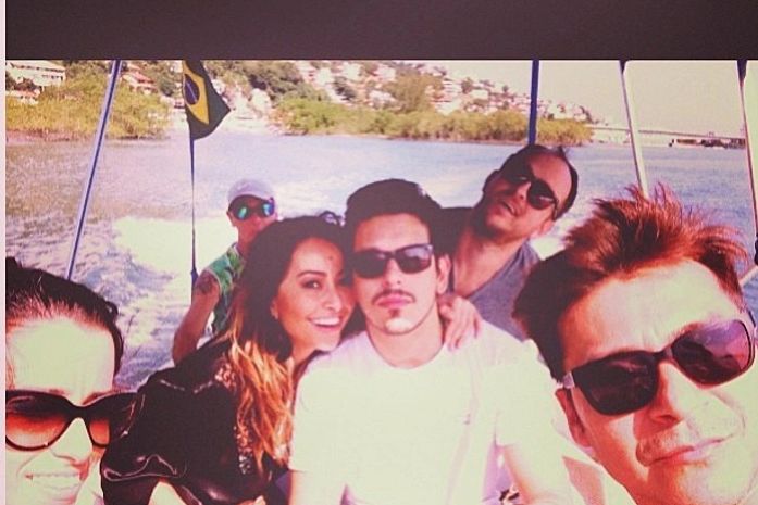 Sabrina Sato posta foto em lancha com o namorado
