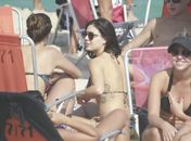 Isis Valverde coloca o bronzeado em dia na praia da Barra