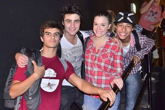 Elenco de 'Malhação' grava em boate e causa alvoroço, no Rio