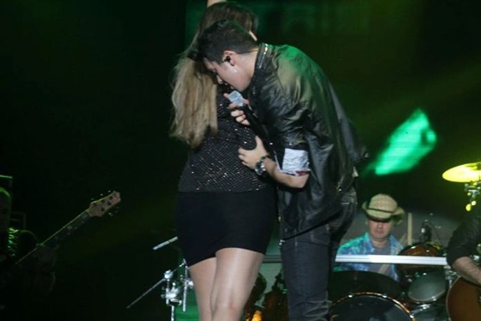 Luan Santana nem disfarça e confere corpões de integrantes da banda em SP