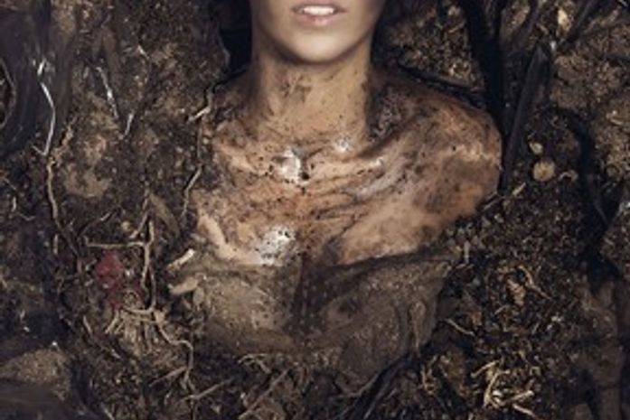 Pérola Faria interpreta jovem viciada em crack em ensaio fotográfico e é enterrada