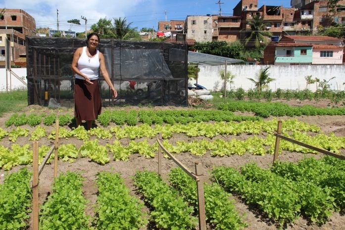 Maria José explica como horta está ajudando famílias da comunidade