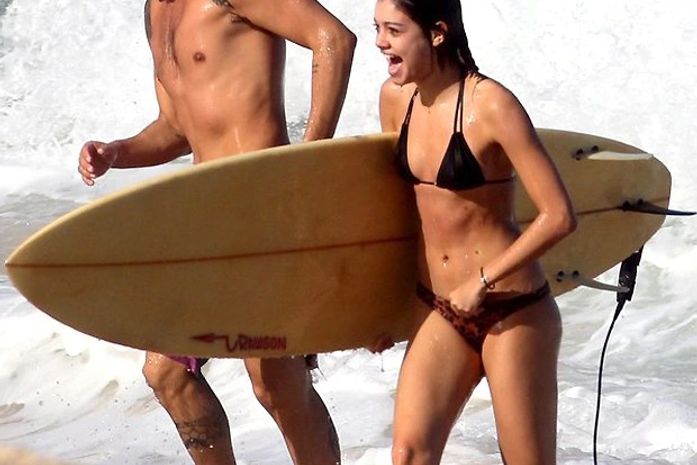 Sophie Charlotte vai à praia com Thaila e tem aula de surfe com Vilhena