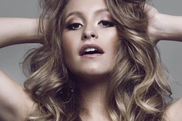 Ela cresceu! Ex-atriz mirim de 'O Clone' posa sexy e diz que ainda ouve 'inshalá'