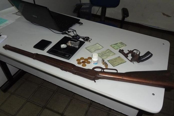 Espingarda e revólver foram apreendidas com o bando