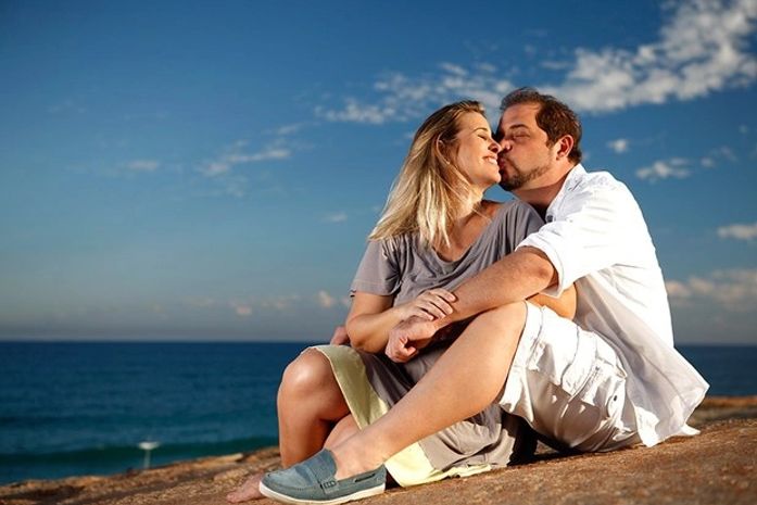 Ex-paquita celebra 24 anos de união e tem apoio do marido após crítica