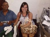 Thaíse Guedes entrega cadeiras de rodas