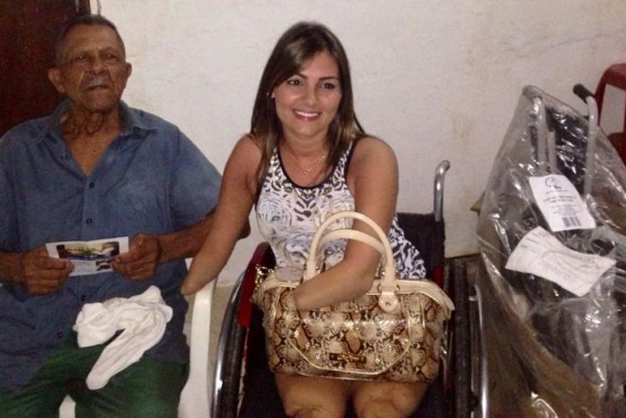 Thaíse Guedes entrega cadeiras de rodas