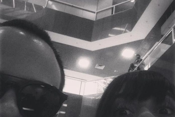 Thaila Ayala e Paulo Vilhena fotografam paparazzi em aeroporto