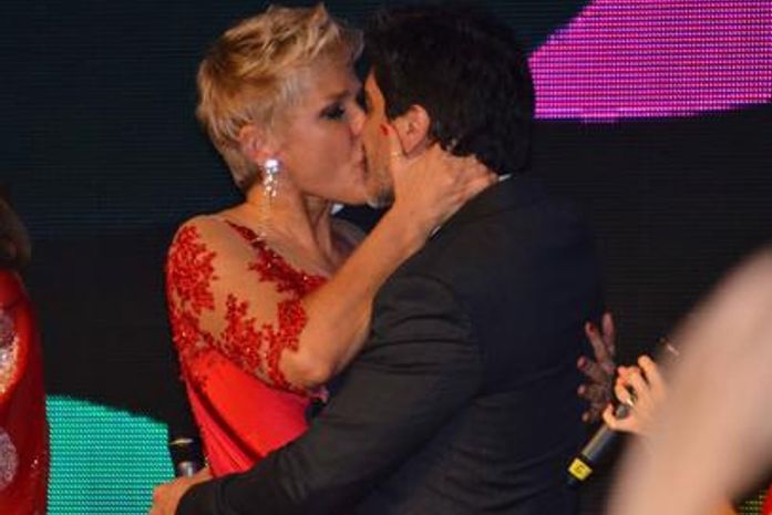 "Vou Junnar", diz Xuxa a caminho de SP na véspera do Dia dos Namorados