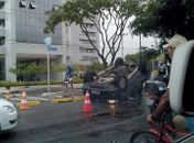 Impacto de colisão faz veículo capotar na Avenida Amélia Rosa