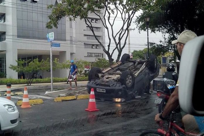 Impacto de colisão faz veículo capotar na Avenida Amélia Rosa