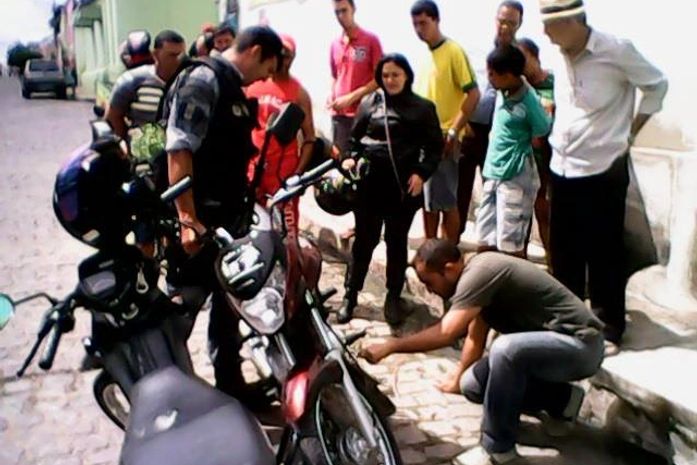 Motocicleta foi abandonada no momento da fuga
