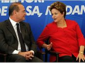 Renan conversa com a presidente Dilma durante o lançamento do programa